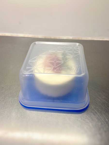 ケーキを保存したい時はジップロック（コンテナ型）を逆さまにすると便利