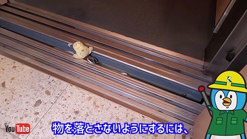 エレベーターのすき間に持ち物落下したらどうする？　メンテナンス会社が対応方法を紹介