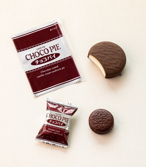 チョコパイ型ポーチとパッケージ型ポーチを並べた画像