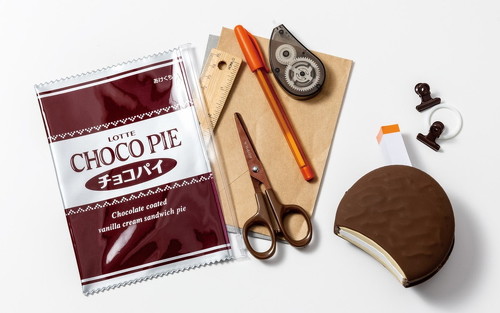 チョコパイ型ポーチとパッケージ型ポーチに文具を入れた