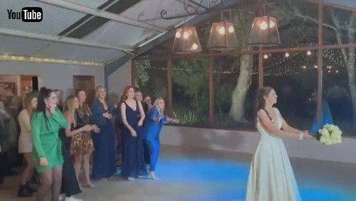 「Failed Wedding Bouquet Toss || ViralHog」