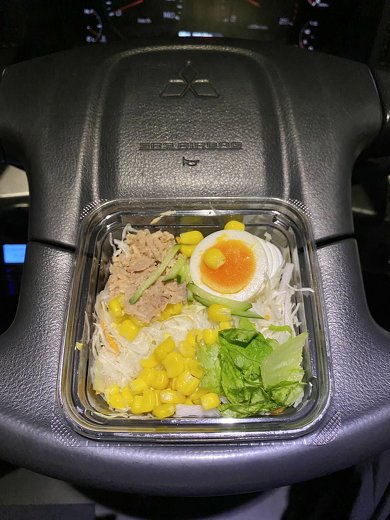 サラダ容器がハンドルにぴったり収まる