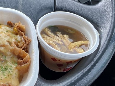 すき家のテイクアウト容器がハンドルにぴったり収まる