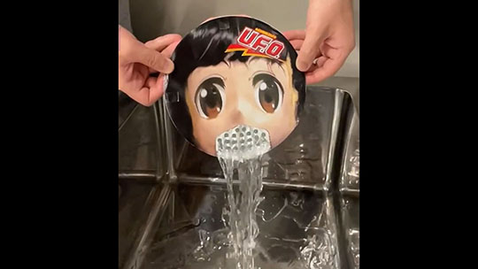 日清焼そばU.F.O.と月ノ美兎が謎コラボ