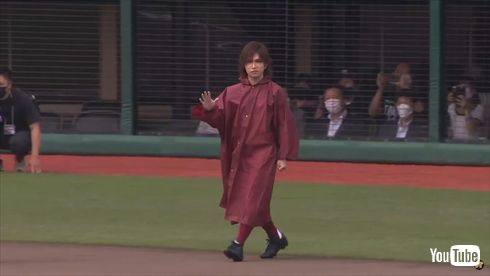 大リーグボール養成ギプスを装着して始球式に臨んだ鬼龍院翔