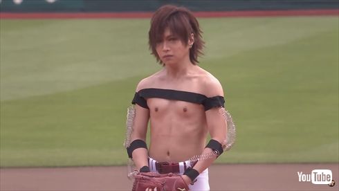 大リーグボール養成ギプスを装着して始球式に臨んだ鬼龍院翔