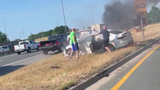 海外 カナダ 事故 英雄 救助 車両火災