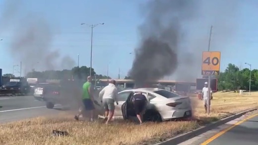 海外 カナダ 事故 英雄 救助 車両火災