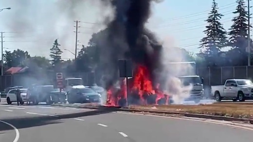 海外 カナダ 事故 英雄 救助 車両火災