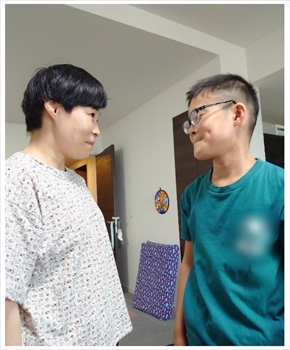 山田花子と長男の親子ショット