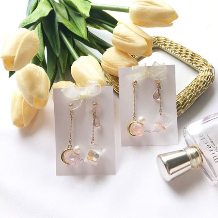 4色パレットと月のフレグランスのアクセサリー