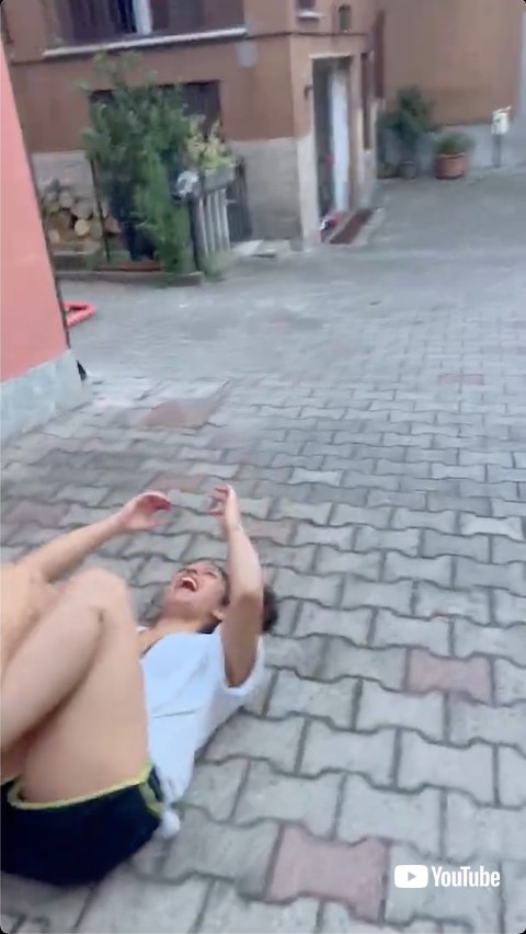 転がって笑う飼い主