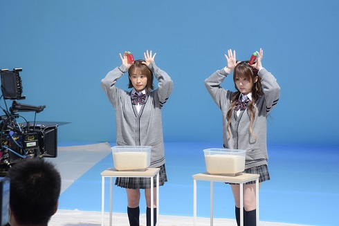 「米唐番」新CMで女子高生になった高橋愛と田中れいな