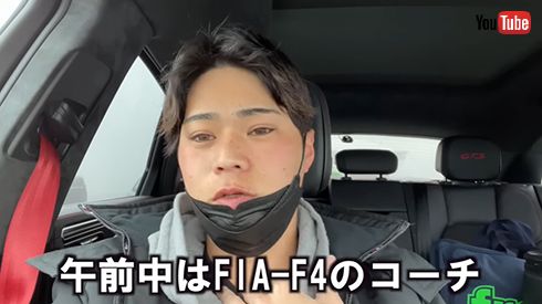 自身が所属するチームのピットを紹介する川端さん