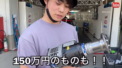 高価なインパクトレンチを触らせてもらう川端さん