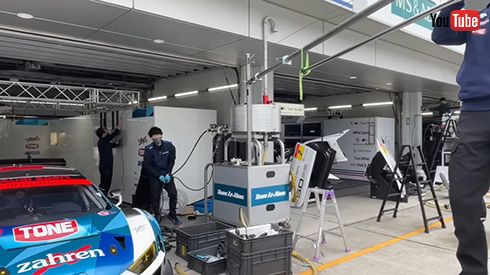 メンテナンス中の「Audi R8 LMS EVO2」