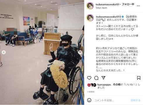 車いすに乗る益若つばさ