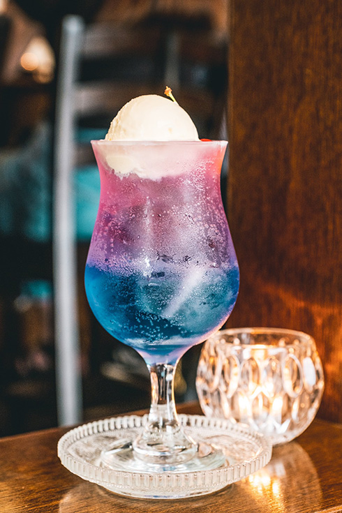 茜空を閉じ込めたクリームソーダが美しいと話題　「飲みたいがすぎるぞ」「飲むのが勿体なくなるほど綺麗」