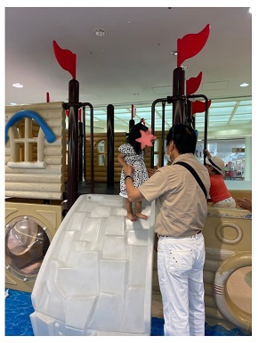 孫娘を遊ばせる高橋英樹