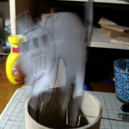 威嚇する猫が近づいてくるおもちゃ・アップ