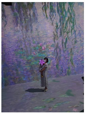 印象派の絵画の中に立つ高橋真麻と娘