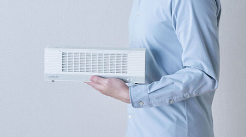 「飛沫キャッチャー」を持っている人の写真