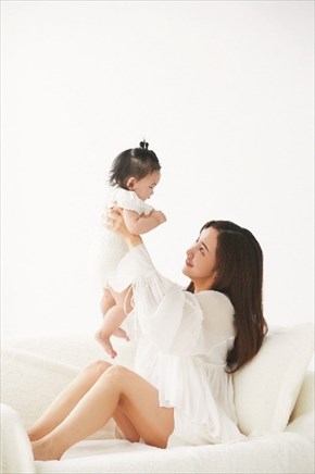 『中期のひよこクラブ』の表紙を飾った板野友美さんと娘