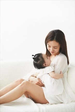 『中期のひよこクラブ』の表紙を飾った板野友美さんと娘