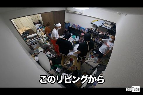 掃除を開始する江頭2:50とスタッフ