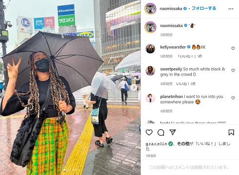 渋谷のスクランブル交差点でピースする大坂なおみ