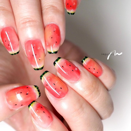 スイカネイルの皮と種