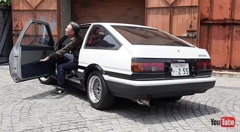 「さよならハチロク……」愛車と涙の別れ風なポーズを決める西森さん