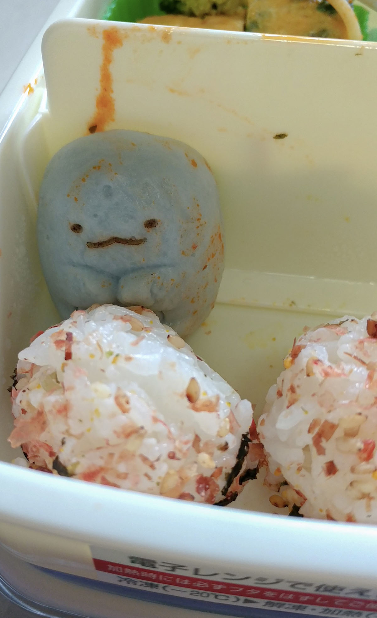 すみっコぐらしが返り血を!?　弁当箱で生まれた“事件現場”みたいな写真が話題に