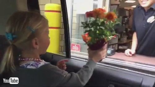 「Family Gifts Drive Thru Employees With Flower Pots - 1339601」