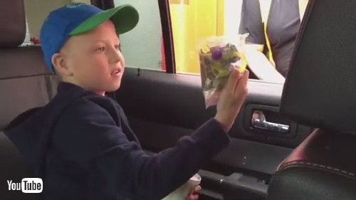 「Family Gifts Drive Thru Employees With Flower Pots - 1339601」