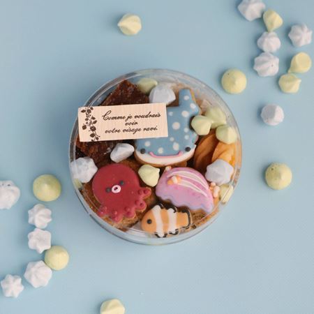 アイシングクッキーで海の生き物を表現したクッキー缶