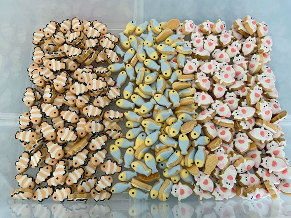 アイシングクッキーで海の生き物を表現したクッキー缶