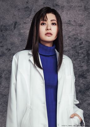 家入硝子役の石井美絵子