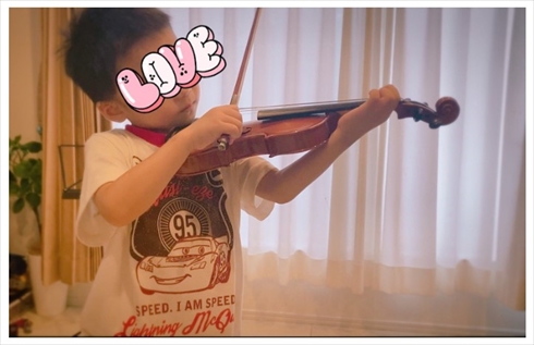 バイオリンを演奏する保田圭が息子