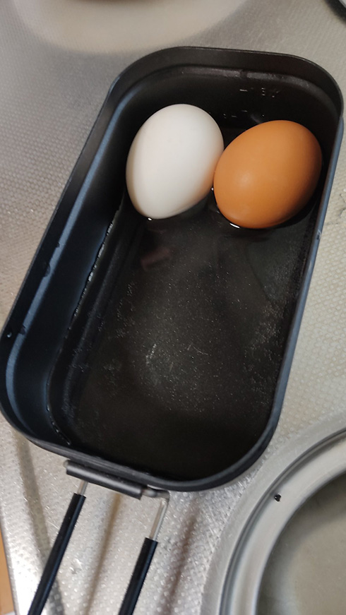 車内の高温でゆでたまごを作れるか実験　南向き車のダッシュボードで生たまごが固ゆでに