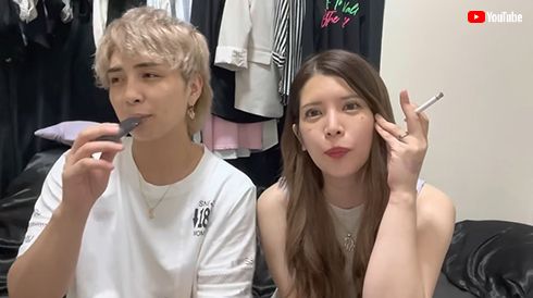 たばこをふかせながら質問に回答する坂口杏里