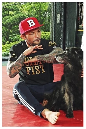 山本“KID”徳郁と愛犬カッシー