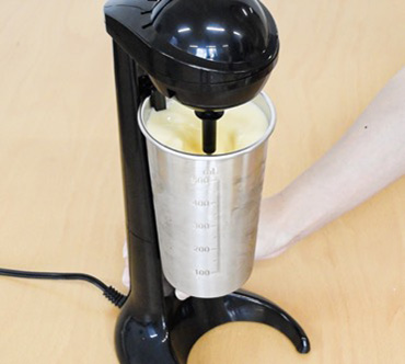 サンコーから“あの頃の味がスグつくれる”シェイクメーカー　卵黄と牛乳と砂糖だけで作れる「ミルクセーキメーカー」を発売