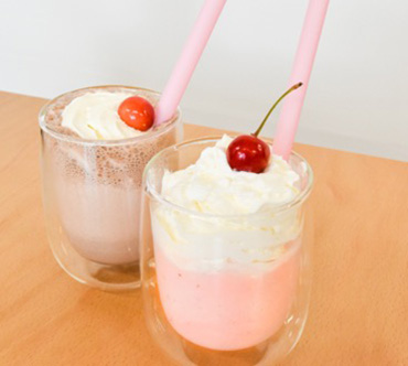 サンコーから“あの頃の味がスグつくれる”シェイクメーカー　卵黄と牛乳と砂糖だけで作れる「ミルクセーキメーカー」を発売