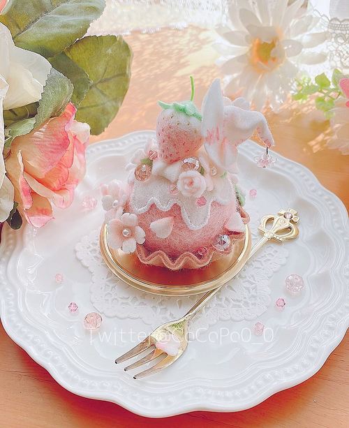 フェルトで作ったウエディングケーキが本物みたい