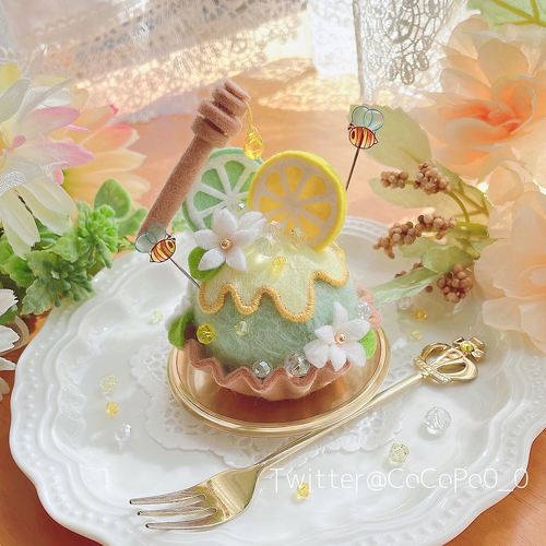 フェルトで作ったウエディングケーキが本物みたい