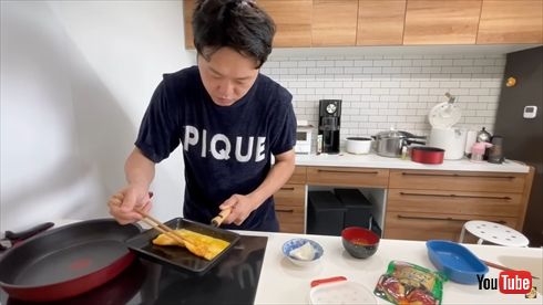 子どもにお弁当を作るエハラマサヒロ