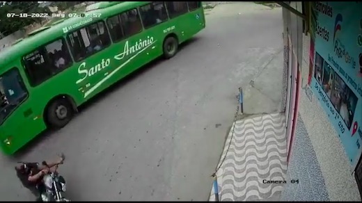 事故 海外 ブラジル バイク ライダー バス 頭から突っ込む