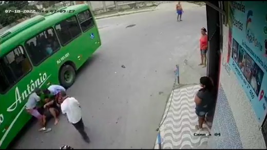 事故 海外 ブラジル バイク ライダー バス 頭から突っ込む
