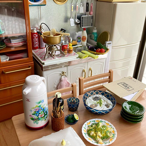 ミニチュア小物を並べて生活感を演出　人の暮らしが感じられるドールハウスがすてき